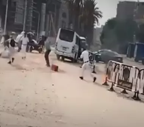 مصر: فيديو شخص يحاول حرق مركز شرطة بالمولوتوف